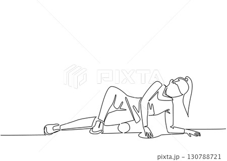 Single continuous line drawing a woman exercising using a foam roller. Demonstrate movements to relax the thigh muscles. Trainer. Gym. National Foam Rolling Day. One line design vector illustration 130788721