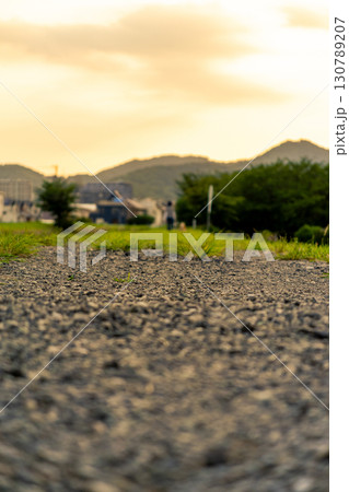 夕焼けに染まる散歩道 130789207