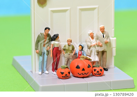 玄関前で家族とお化けカボチャの記念撮影・ハロウィン　 130789420