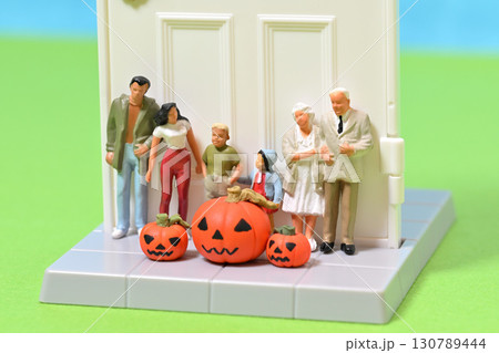 玄関前で家族とお化けカボチャの記念撮影・ハロウィン　 130789444