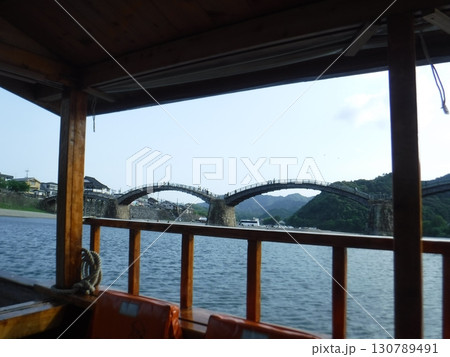 船上から眺める錦帯橋（山口県岩国市） 130789491