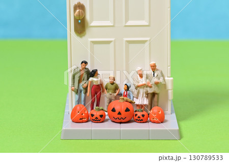 玄関前で家族とお化けカボチャの記念撮影・ハロウィン 玄関前で家族とお化けカボチャの記念撮影・ハロウィン 130789533