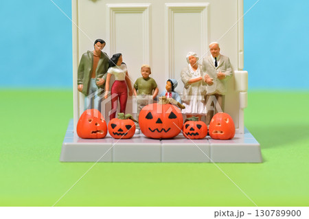 玄関前で家族とお化けカボチャの記念撮影・ハロウィン 玄関前で家族とお化けカボチャの記念撮影・ハロウィン 130789900