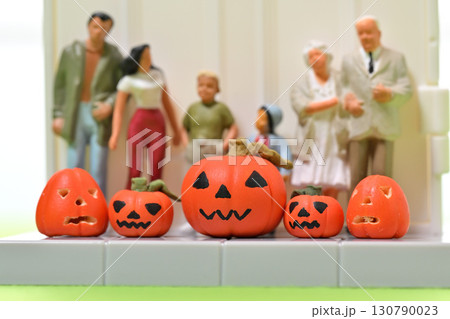 玄関前で家族とお化けカボチャの記念撮影・ハロウィン 玄関前で家族とお化けカボチャの記念撮影・ハロウィン 130790023
