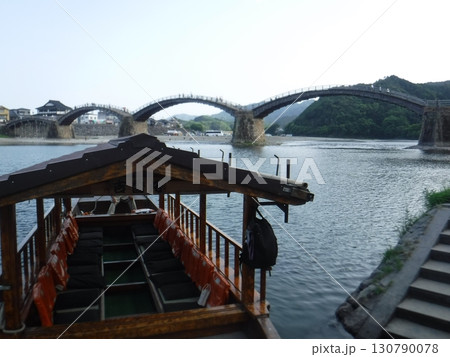 錦帯橋と川辺に停泊する遊覧船（山口県岩国市） 130790078