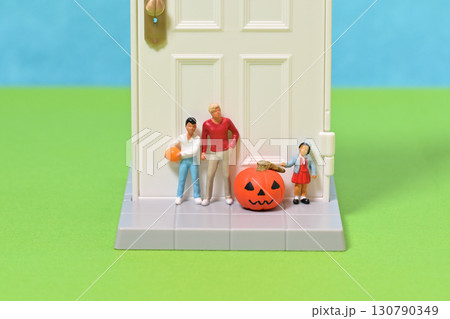 玄関前で兄弟3人とお化けカボチャの記念撮影・ハロウィン 玄関前で兄弟3人とお化けカボチャの記念撮影・ハロウィン 130790349