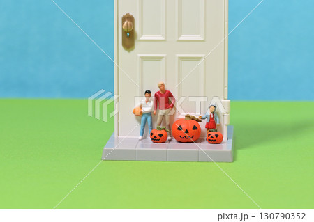 玄関前で兄弟3人とお化けカボチャの記念撮影・ハロウィン 玄関前で兄弟3人とお化けカボチャの記念撮影・ハロウィン 130790352