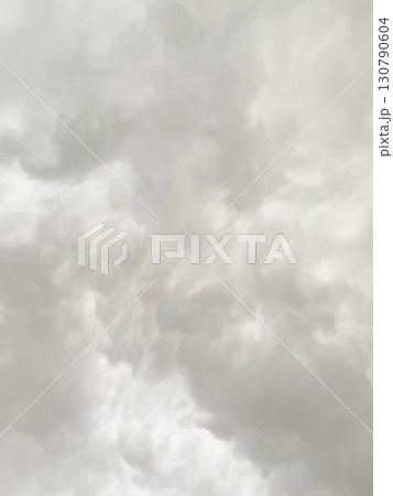 雨雲で覆われた白灰色の曇り空の縦長の背景画像1 130790604
