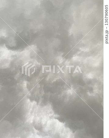 雨雲で覆われた暗い白灰色の曇り空の縦長の背景画像1 130790605