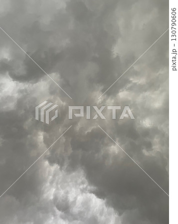 雨雲で覆われた灰色の曇り空の縦長の背景画像1 130790606
