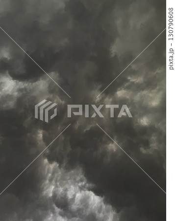 雨雲で覆われた消炭色の曇り空の縦長の背景画像1 130790608