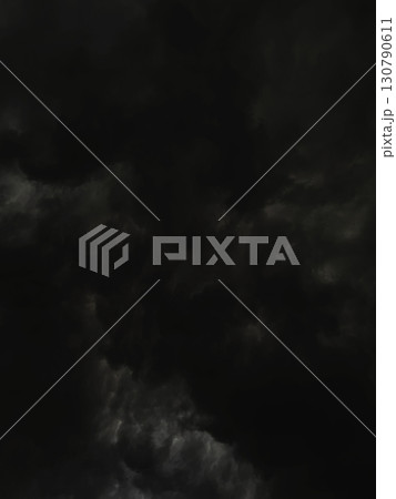 雨雲で覆われた暗い黒灰色の曇り空の縦長の背景画像1 130790611