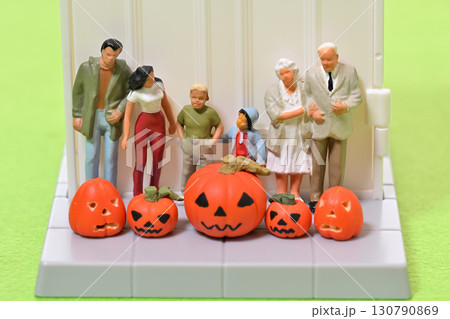 玄関前で家族とお化けカボチャの記念撮影・ハロウィン　 130790869