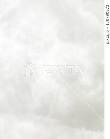 雨雲で覆われた淡く明るい白灰色の曇り空の縦長の背景画像2 雨雲で覆われた淡く明るい白灰色の曇り空の縦長の背景画像2 130790972