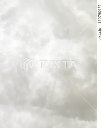 雨雲で覆われた明るい白灰色の曇り空の縦長の背景画像2 130790973