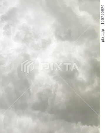 雨雲で覆われた白灰色の曇り空の縦長の背景画像2 130790974