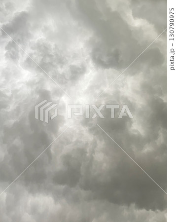 雨雲で覆われた暗い白灰色の曇り空の縦長の背景画像2 雨雲で覆われた暗い白灰色の曇り空の縦長の背景画像2 130790975