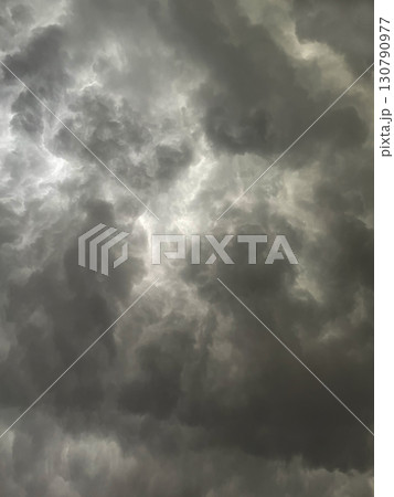 雨雲で覆われた暗い灰色の曇り空の縦長の背景画像2 130790977