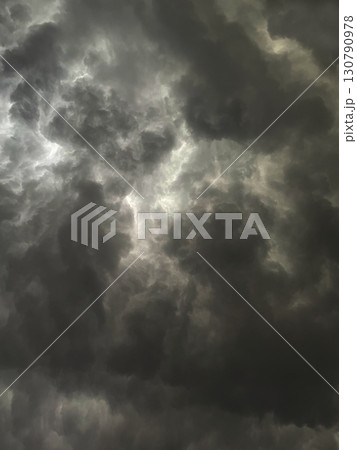 雨雲で覆われた消炭色の曇り空の縦長の背景画像2 130790978