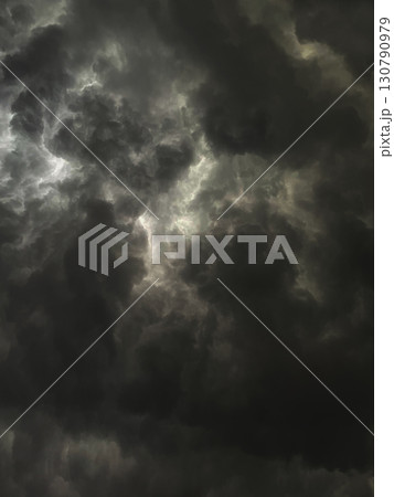 雨雲で覆われた暗い消炭色の曇り空の縦長の背景画像2 雨雲で覆われた暗い消炭色の曇り空の縦長の背景画像2 130790979