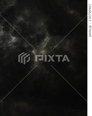 雨雲で覆われた暗い黒灰色の曇り空の縦長の背景画像2 130790981