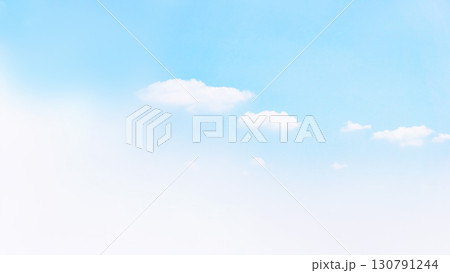 爽やか淡い水色の優しい雲と空 コピースペース 爽やか淡い水色の優しい雲と空 コピースペース 130791244