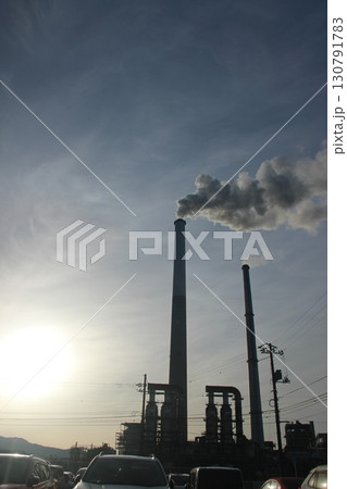 『エントツの煙  大気汚染  』SDGs地球環境   コンビナート工場汚染  130791783