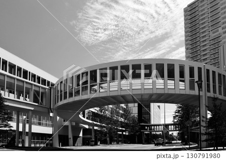 「BiVi新さっぽろ」高層マンションと「アクティブリンク」円形の空中歩廊「白黒」 130791980