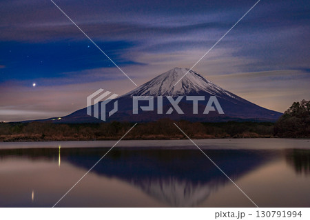 【山梨県】精進湖から望む富士山 夜明け前 【山梨県】精進湖から望む富士山 夜明け前 130791994