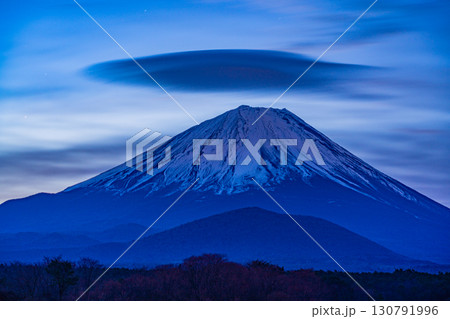 【山梨県】精進湖から望む富士山 夜明け前 【山梨県】精進湖から望む富士山 夜明け前 130791996