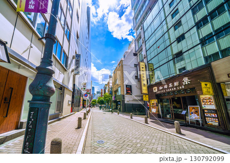 日本の東京都市景観　エスプラナード赤坂の愛称で親しまれている区道や商店街などを望む 130792099