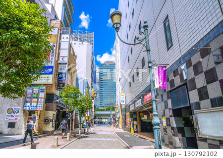 日本の東京都市景観　エスプラナード赤坂の愛称で親しまれている区道や商店街などを望む 130792102