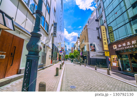 日本の東京都市景観　エスプラナード赤坂の愛称で親しまれている区道や商店街などを望む 130792130