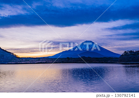 【山梨県】精進湖から望む、朝焼けの空と富士山 130792141
