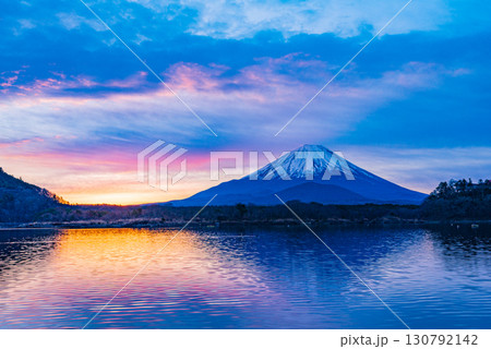 【山梨県】精進湖から望む、朝焼けの空と富士山 130792142