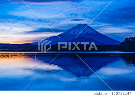 【山梨県】精進湖から望む、朝焼けの空と富士山 【山梨県】精進湖から望む、朝焼けの空と富士山 130792144