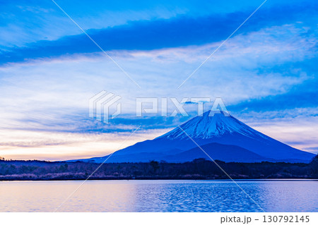 【山梨県】精進湖から望む、朝焼けの空と富士山 130792145