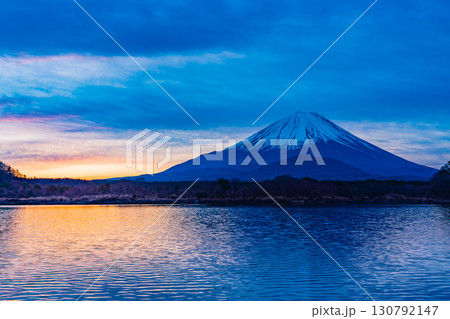 【山梨県】精進湖から望む、朝焼けの空と富士山 130792147