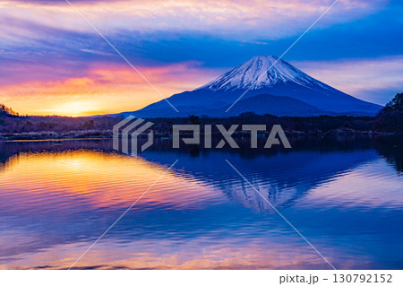 【山梨県】精進湖から望む、朝焼けの空と富士山 130792152