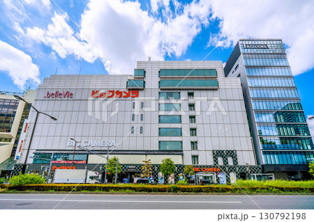 日本の東京都市景観　赤坂見附駅やビックカメラなどを望む 130792198