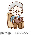 読書をするメガネをかけた中年男性 130792279