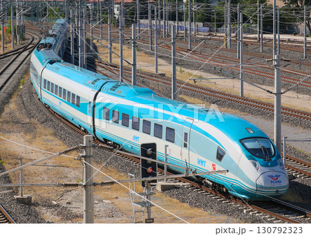 駅に進入するトルコ高速鉄道YHT(HT80000型) 駅に進入するトルコ高速鉄道YHT(HT80000型) 130792323