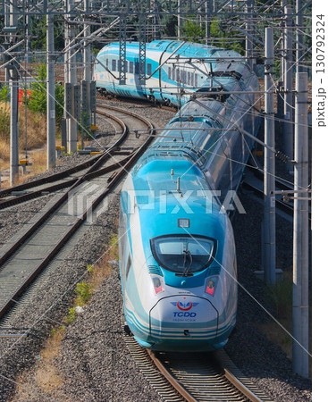 駅に進入するトルコ高速鉄道YHT(HT80000型) 駅に進入するトルコ高速鉄道YHT(HT80000型) 130792324