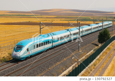高速走行するトルコ高速鉄道(VelaroTR) 130792327