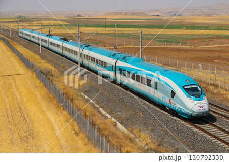 平原を駆け抜けるトルコ高速鉄道 130792330