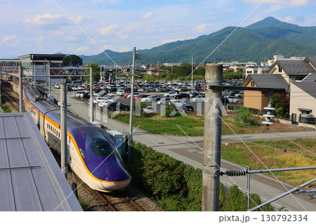 駅に進入する山形新幹線つばさ号E8系 130792334