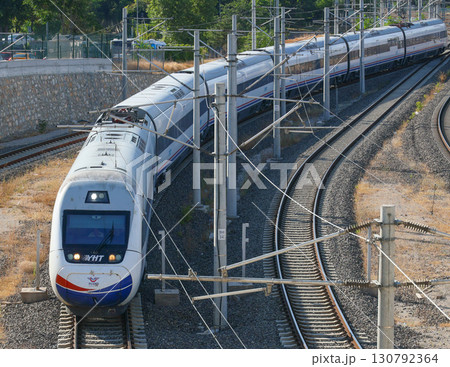 駅に進入するトルコ高速鉄道YHT 130792364