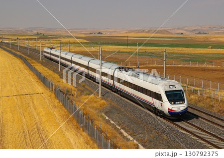 大地を駆け抜けるトルコ高速鉄道YHT 130792375