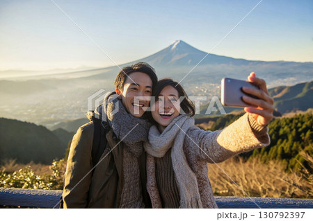 富士山を背景に笑顔で自撮りするカップルの観光シーン 富士山を背景に笑顔で自撮りするカップルの観光シーン 130792397
