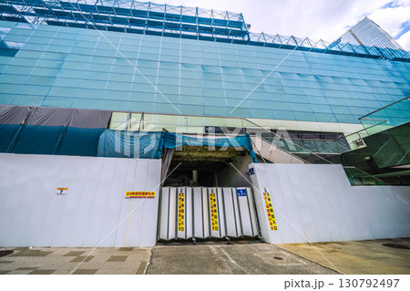 日本の東京都市景観　赤坂見附駅前。東急不動産赤坂ビル解体・建替計画既存建物解体工事などを望む 130792497